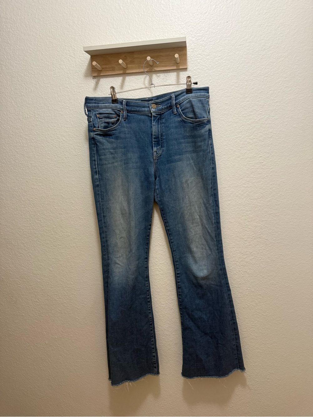 MOTHER The Weekender Fray Jeans Size 32 Medium Blue Wash Raw Hem Flare - Picture 2 of 8